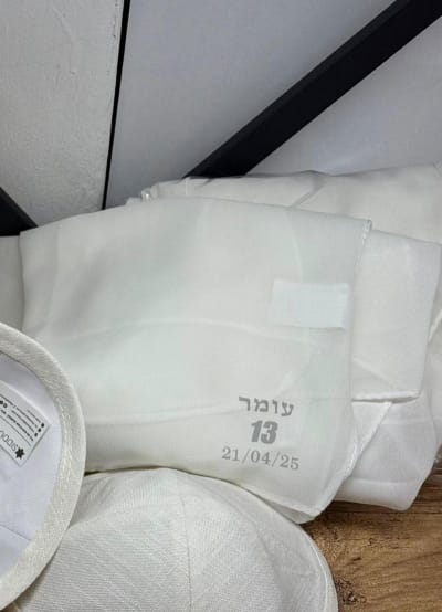 כיסוי ראש לבן בשילוב טקסטורה כסף עדינה