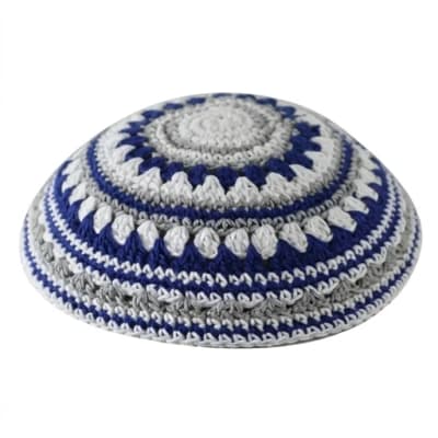 כיפה סרוגה שטיח 20 ס"מ כחול לבן ואפור
