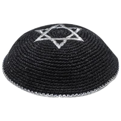 כיפה סרוגה 16 ס"מ שחור עם ריקמה מגן דוד כסף
