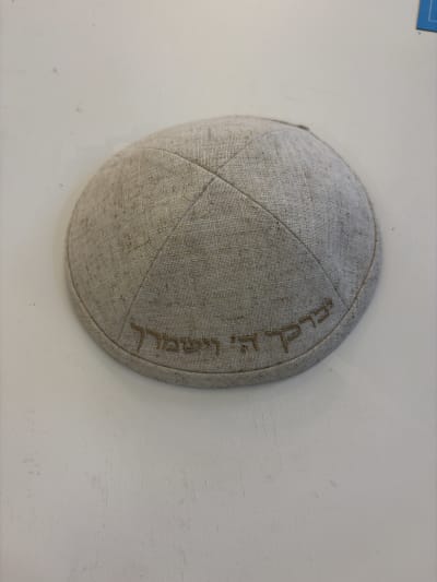 40 כיפות פשתן בז ולבן עם רקמה חיצונית והקדשה פנימית