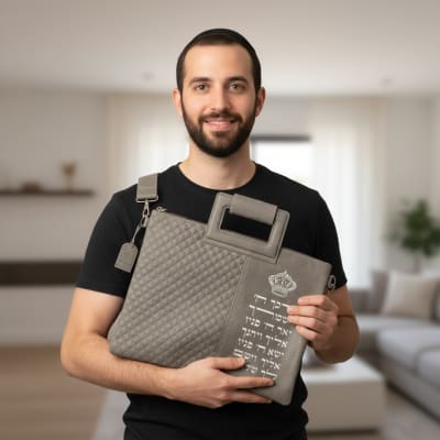 תיק טלית דמוי עור אפור עם אותיות בולטות