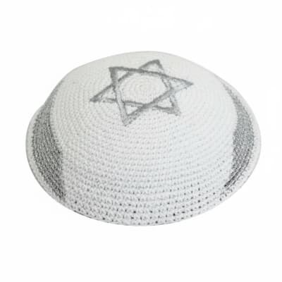 כיפה סרוגה 16 ס"מ עם רקמה כסף דגל ישראל