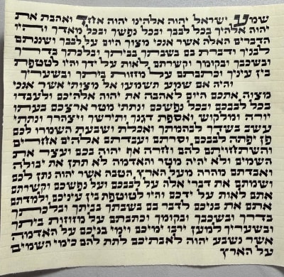 מזוזה גודל 12 מהודרת כתב ספרדי. 