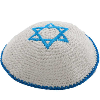 כיפה סרוגה 16 ס"מ לבן רקמה תכלת מגן דוד