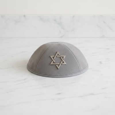 כיפה אולטרא סוויד אפור 19 ס"מ "מגן דויד" כסף ומקום