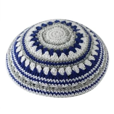 כיפה סרוגה שטיח 18 ס"מ כחול לבן ואפור