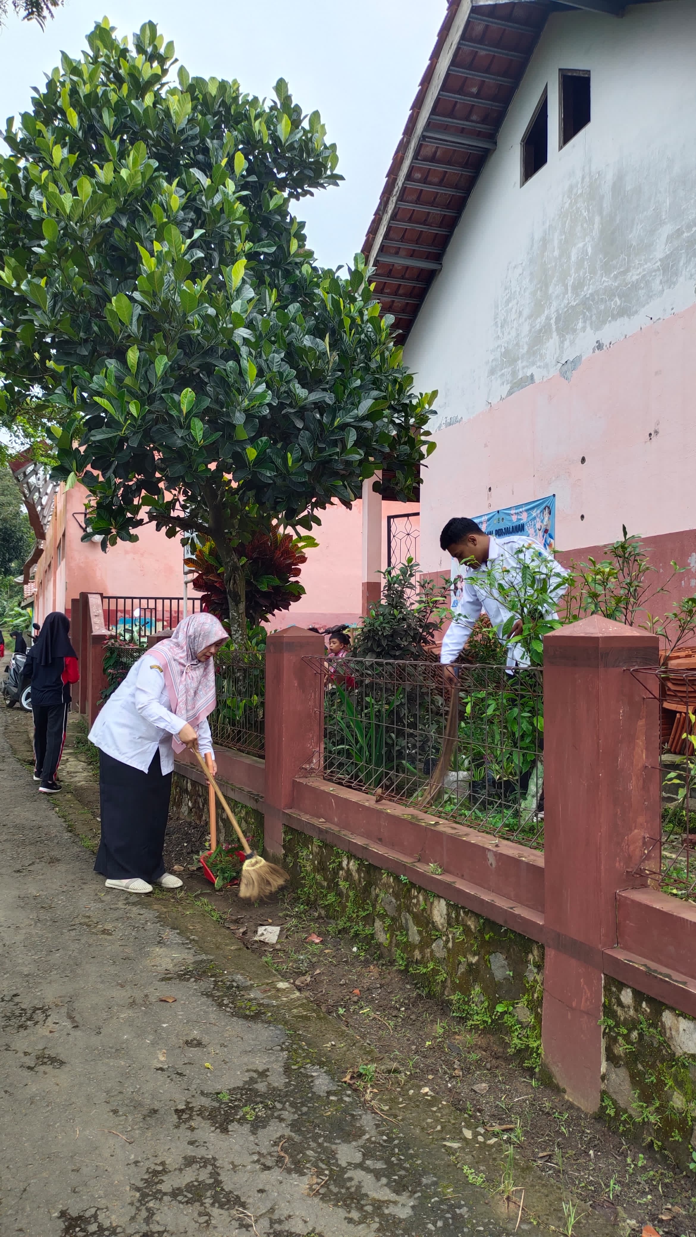 Bersih-bersih sebelum libur Ramadhan