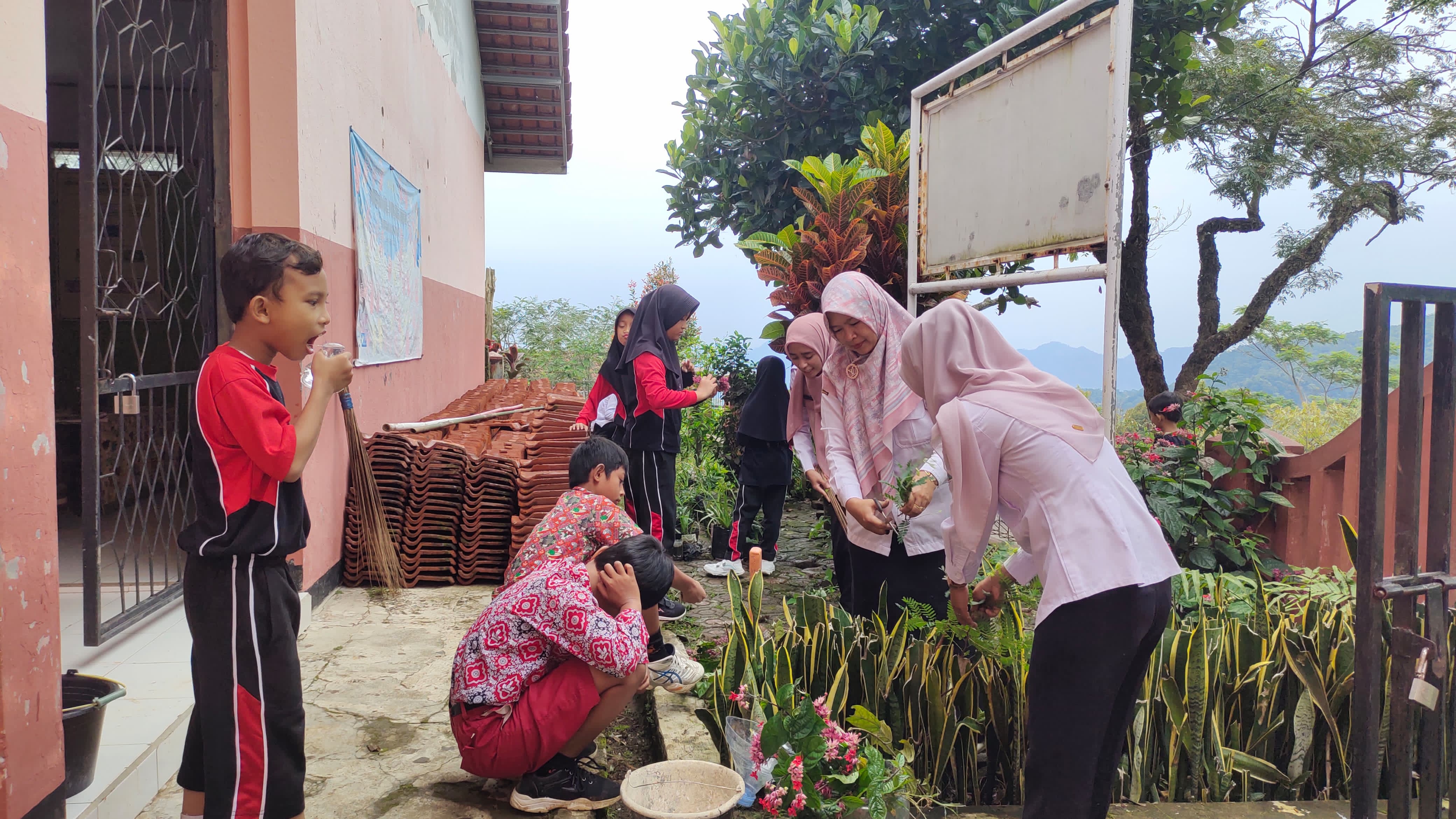 Bersih-bersih sebelum libur Ramadhan