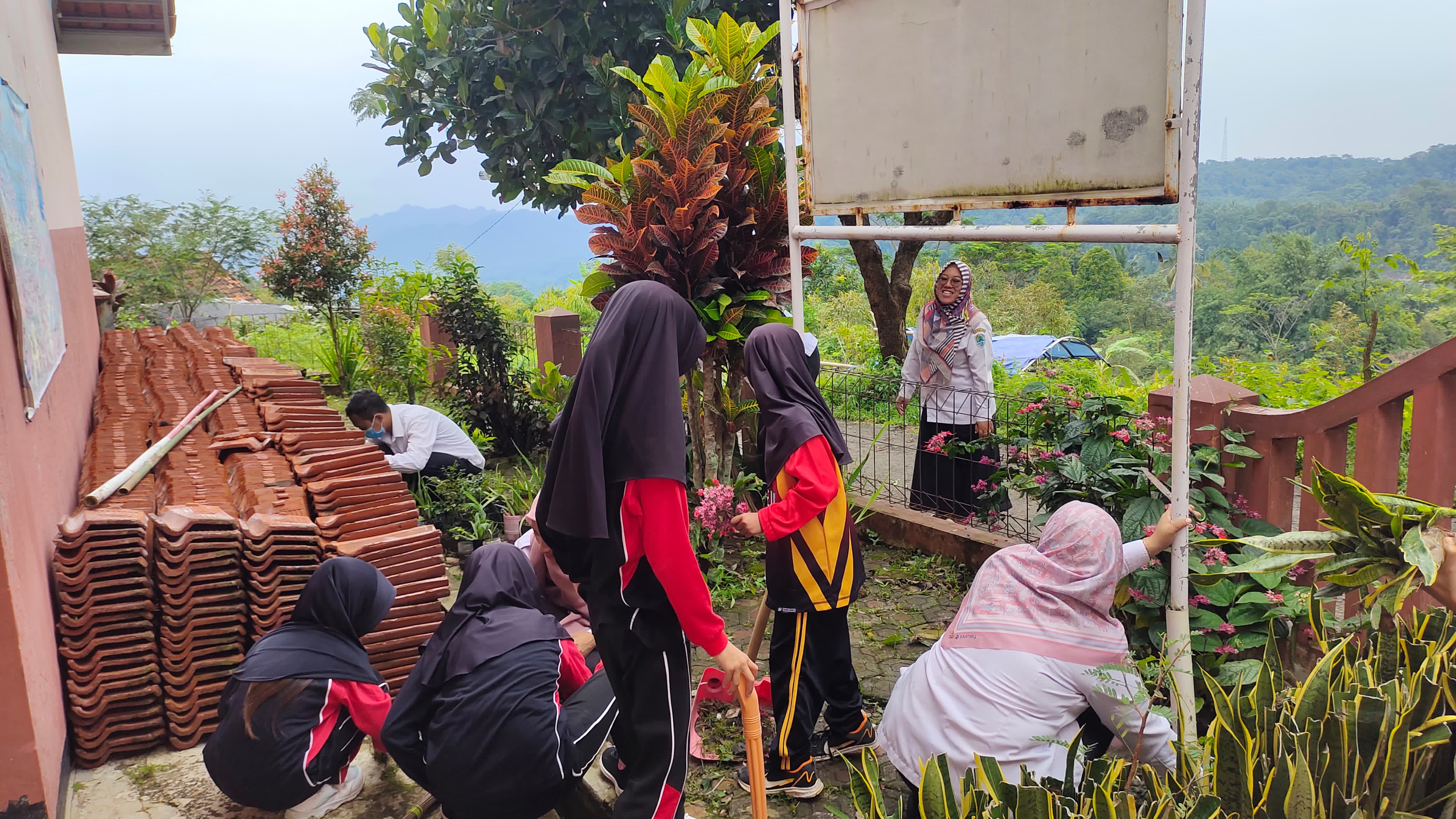 Bersih-bersih sebelum libur Ramadhan
