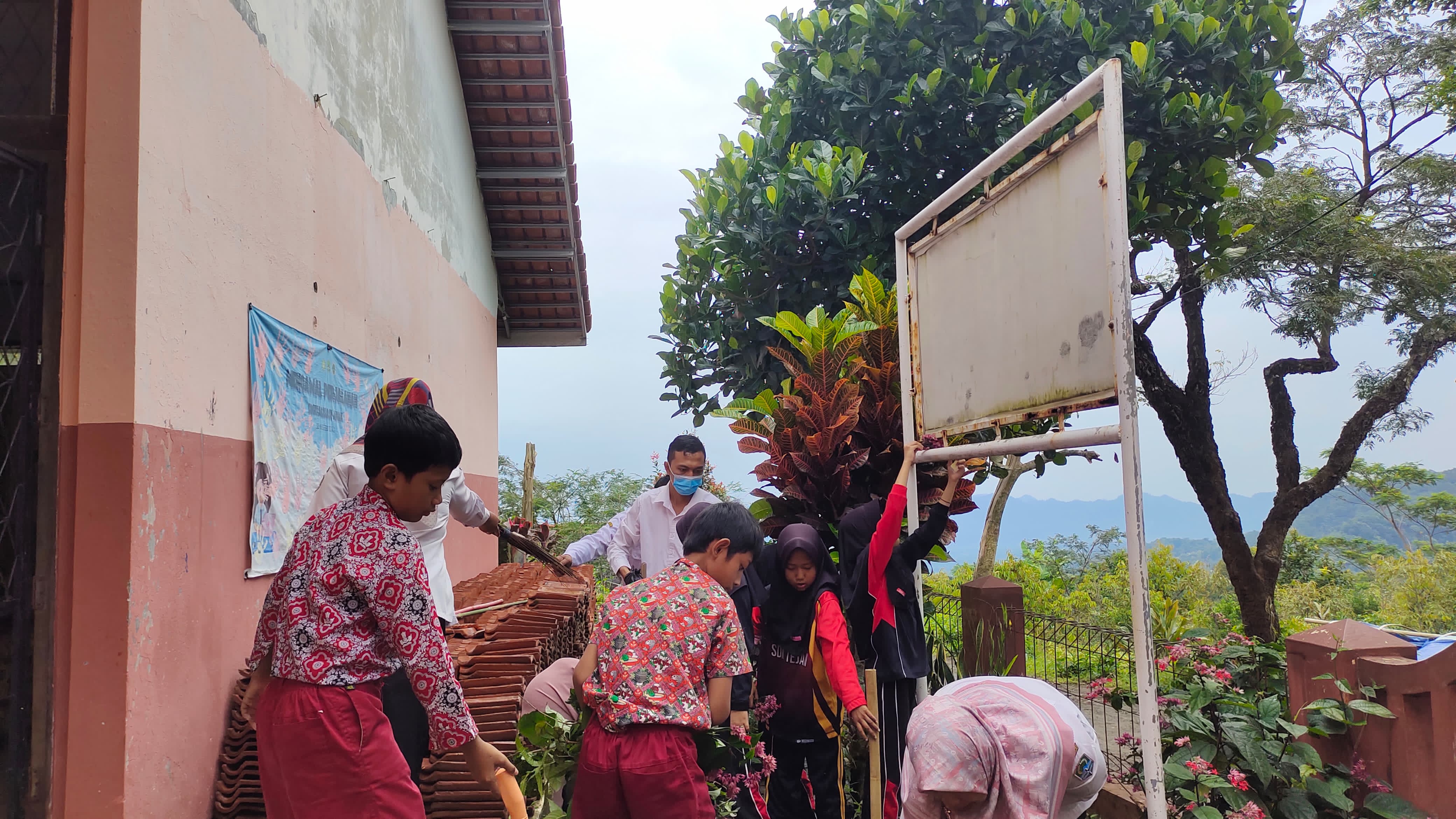 Bersih-bersih sebelum libur Ramadhan