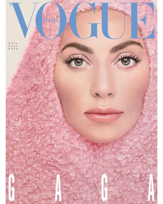 Леди Гага стала первой звездой, появившейся одновременно на двух обложках Vogue: фото