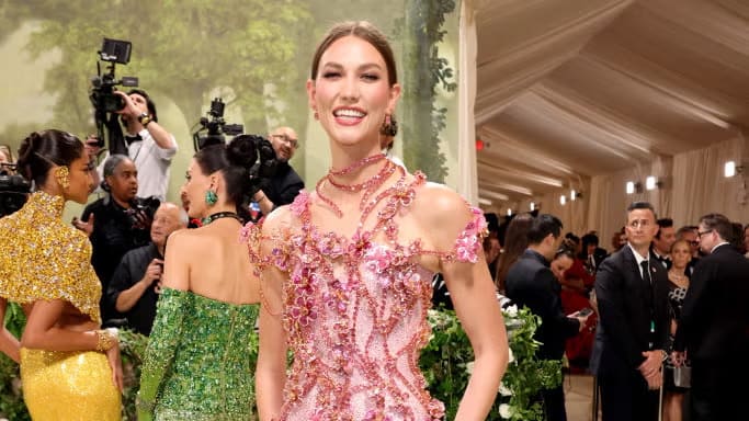 Karlie Kloss Bio, Age, Religion, Height, Boyfriend, Net Worth & Body Measurements