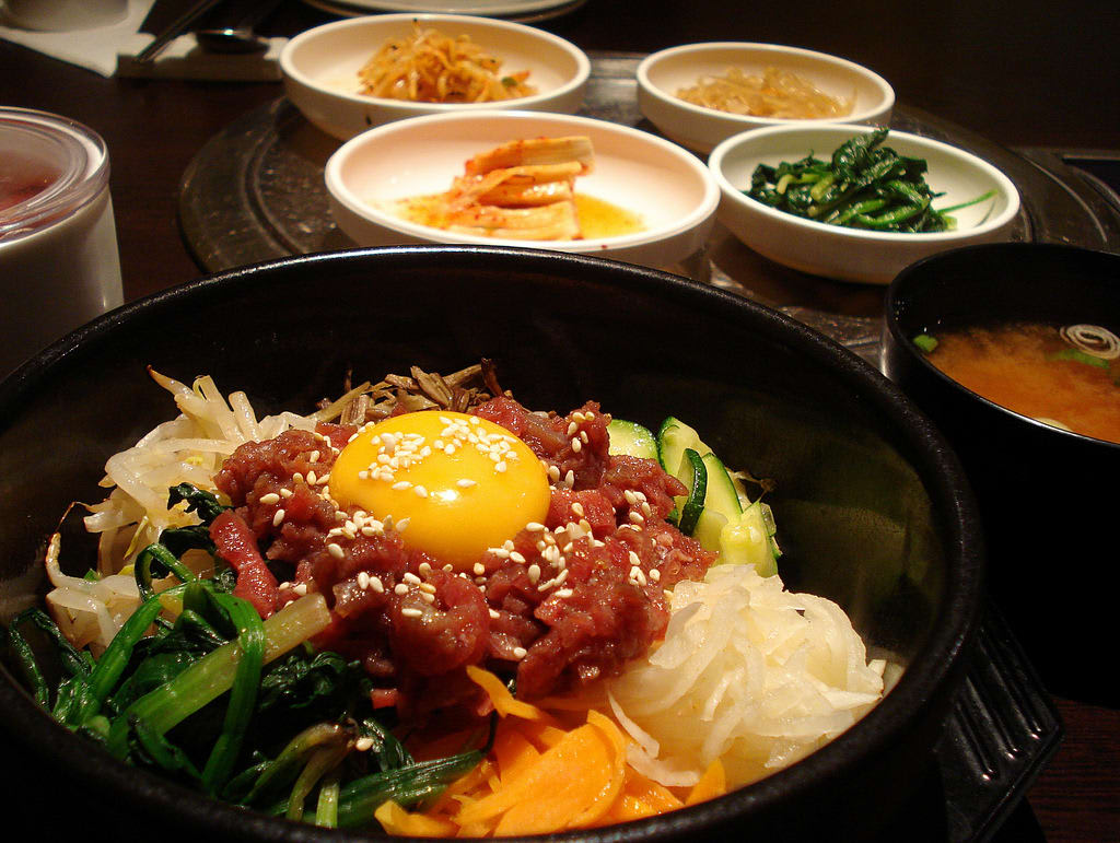 Корейская ела. Кимчи пибимпаб. Dolsot Bibimbap. Корейская еда пибимпаб. Корейская еда Бибимбап.