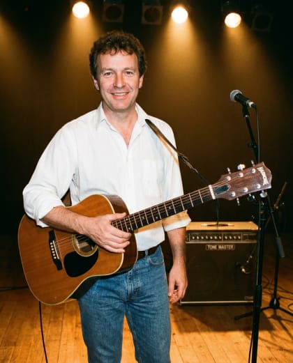 Auteur-Compositeur Sobre — univers Chanson Française du photobooth IA Le Studio Pop