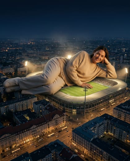 Allongé sur le Stade — univers Géant dans la Ville du photobooth IA Le Studio Pop