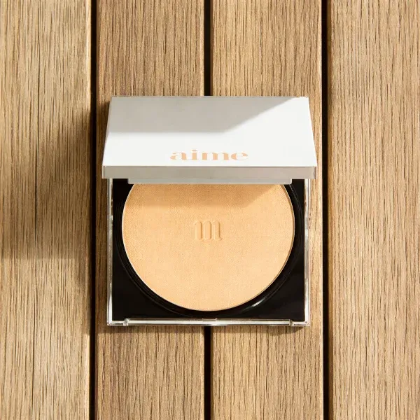 aime-fond-de-teint-close-up.webp