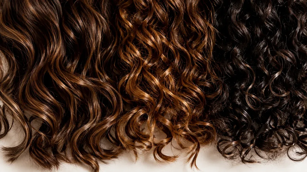 Comment avoir les cheveux bouclés : méthodes et routine