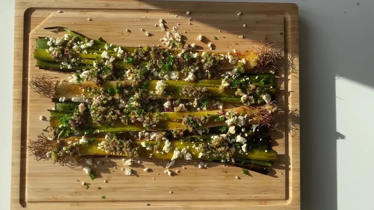 Poireaux brûlés à la feta et vinaigrette maison