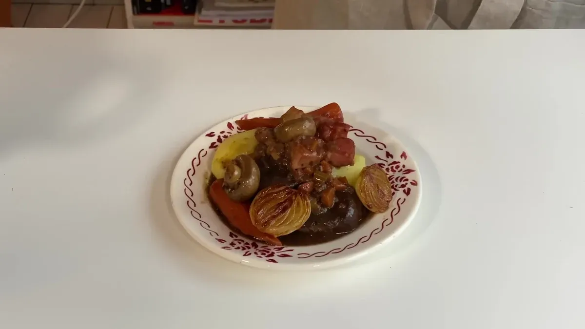 Boeuf bourguignon aux oignons caramélisés