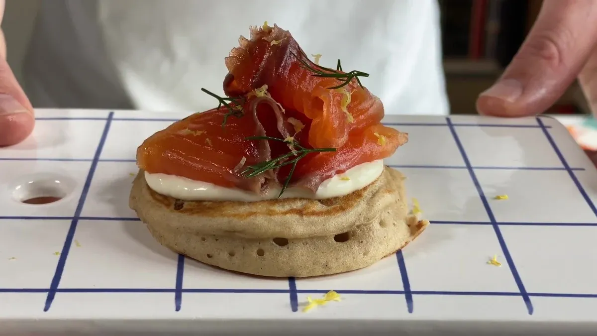 Gravlax de saumon maison au gin, blinis de sarrasin et crème citronnée