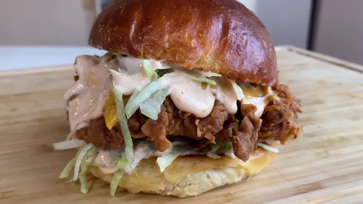 Burger de poulet frit croustillant maison