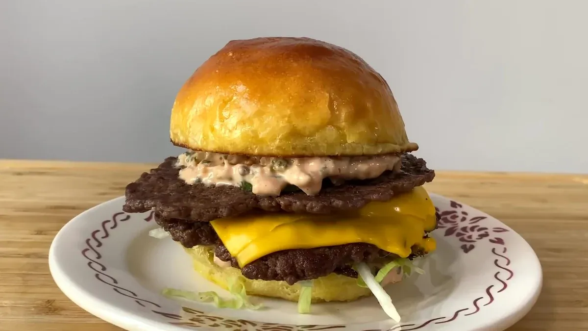 Smash burger maison, buns briochés et sauce secrète