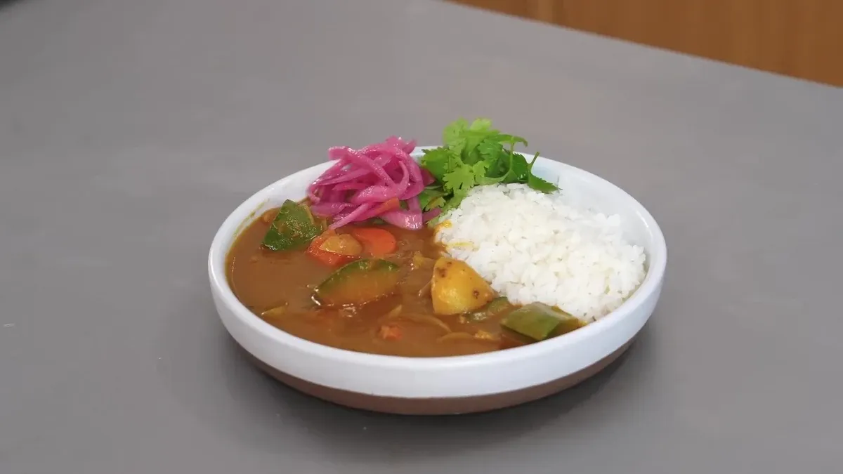 Curry japonais de courge, pickles et riz blanc