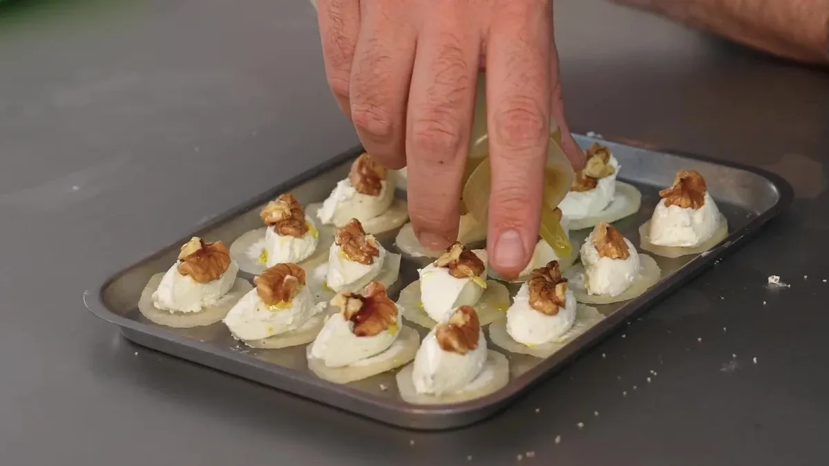 Canapés de radis noir, chèvre frais et noix