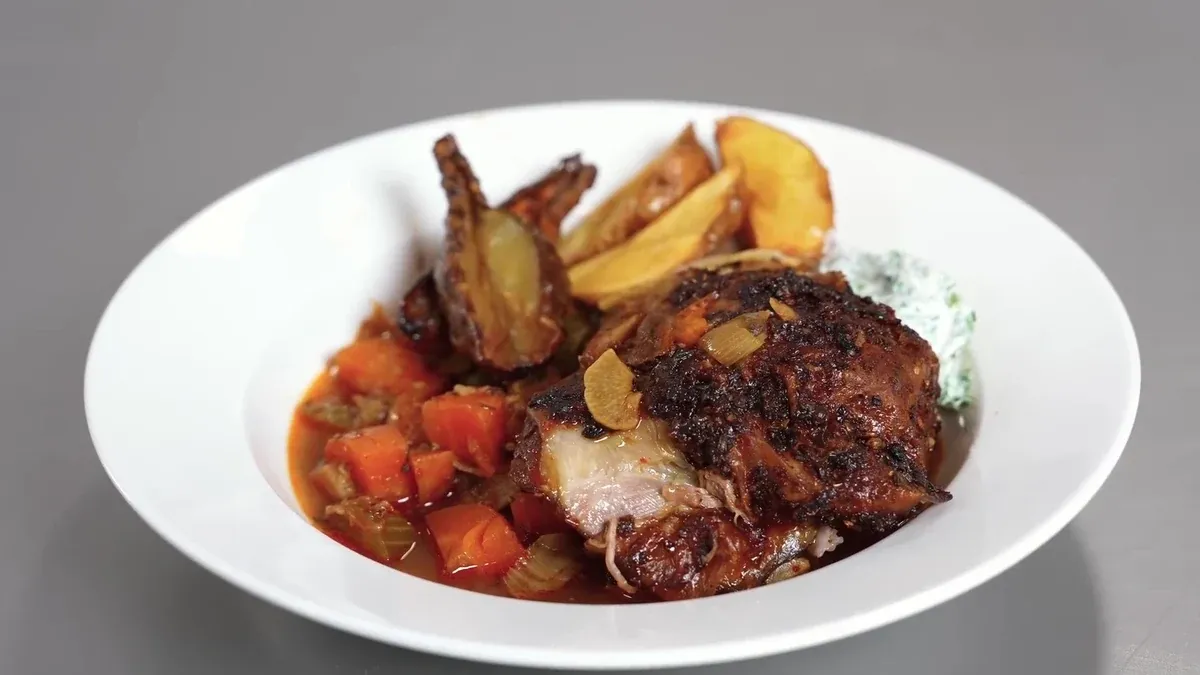 Épaule d'agneau confite, légumes rôtis et sauce yaourt aux herbes