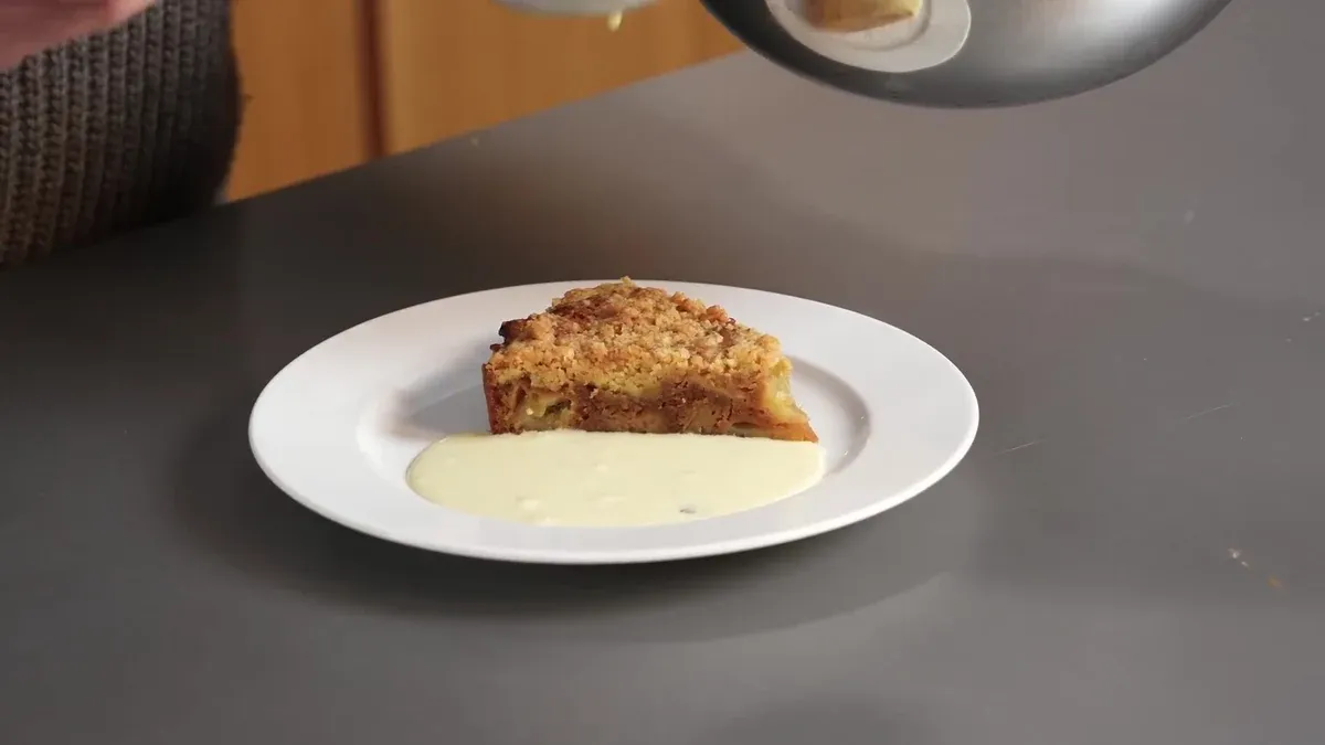 Gâteau aux pommes façon crumble et crème anglaise