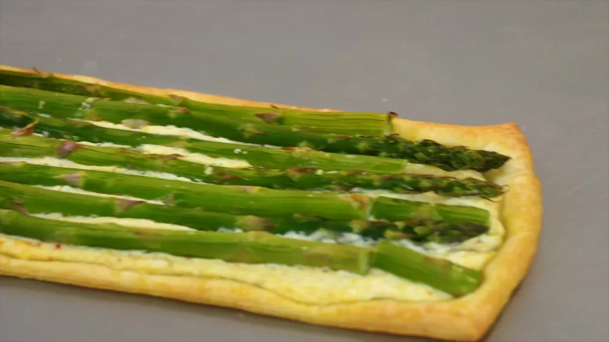Tarte fine aux asperges vertes, ricotta et parmesan
