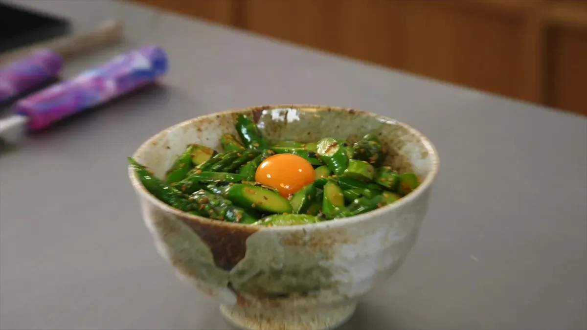 Bol d'asperges vertes a la japonaise, riz et jaune d'oeuf