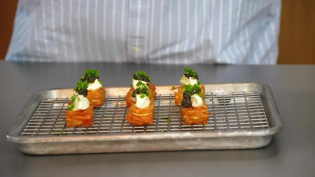 Pommes de terre croustillantes, crème et caviar