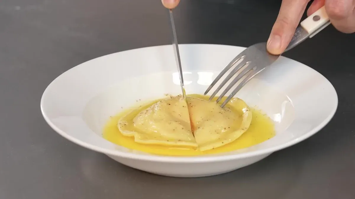Raviolo géant au jaune d'oeuf coulant, butternut et beurre de sauge