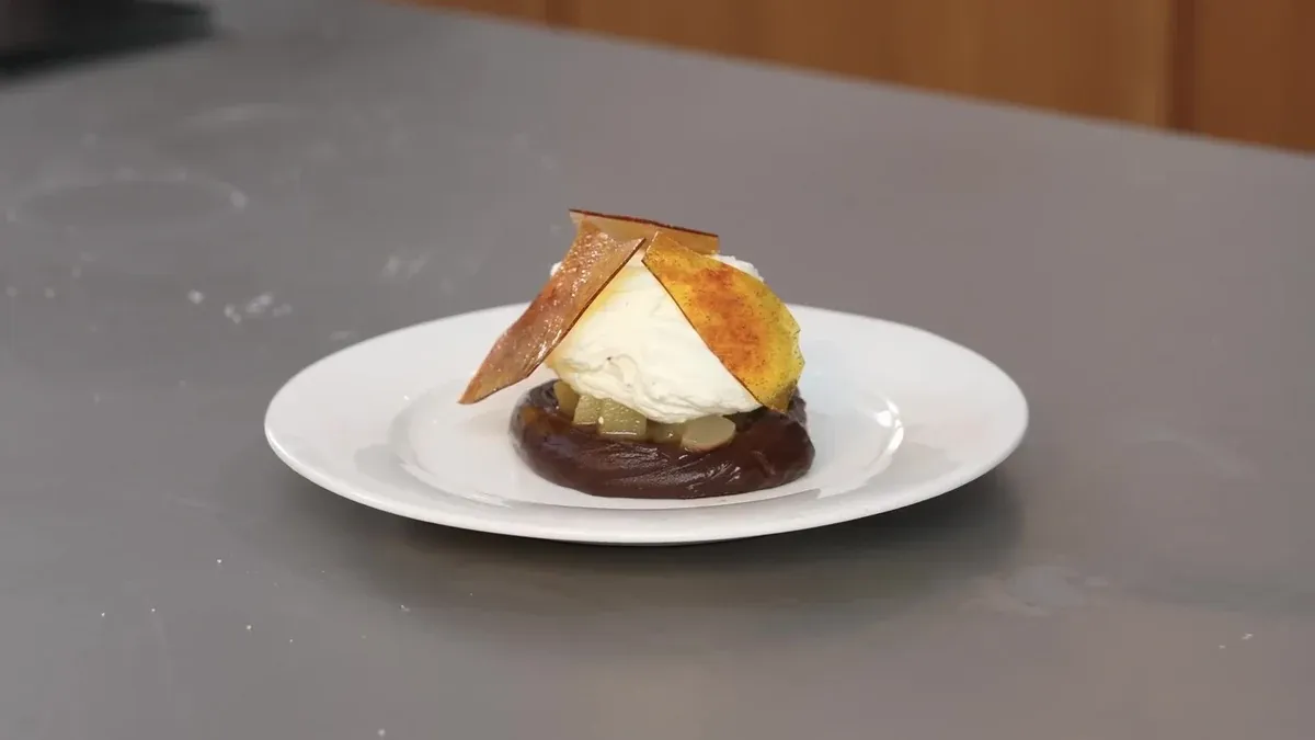 Ganache au chocolat, poires pochées à la vanille et chantilly mascarpone