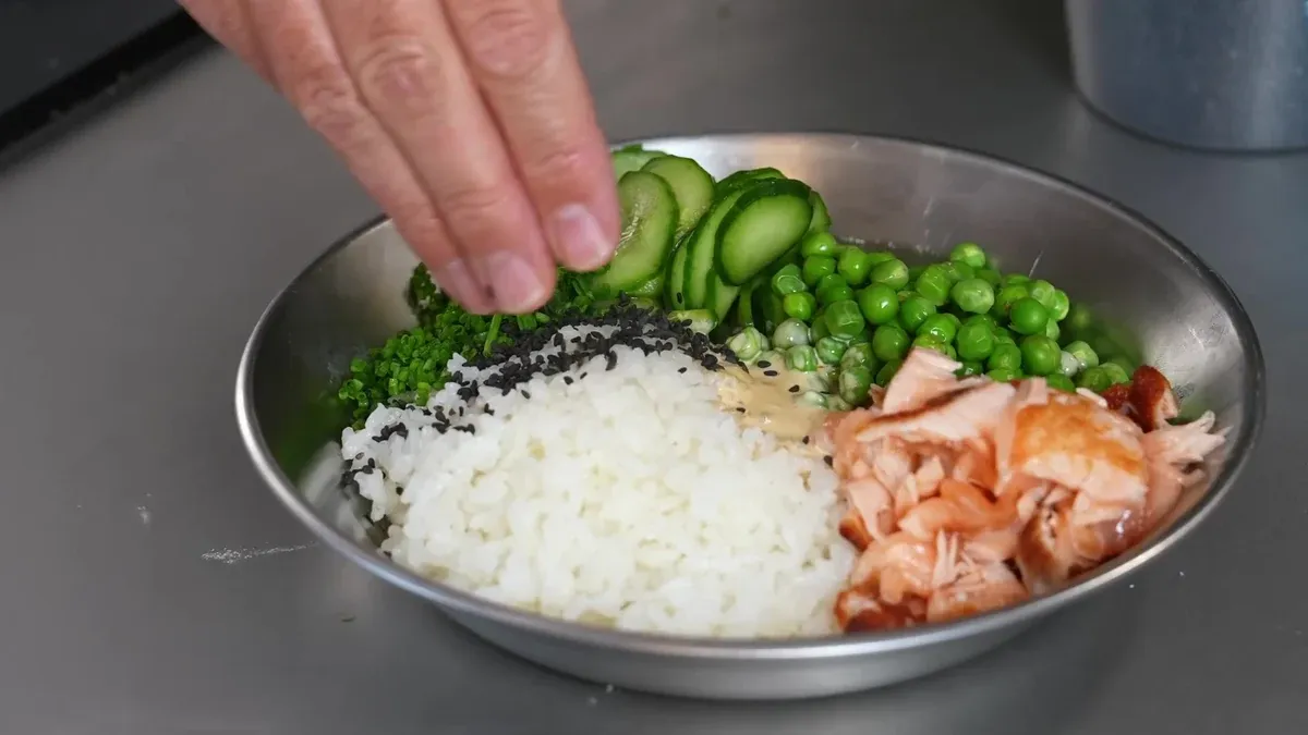 Bol de saumon, riz et concombre, spicy mayo
