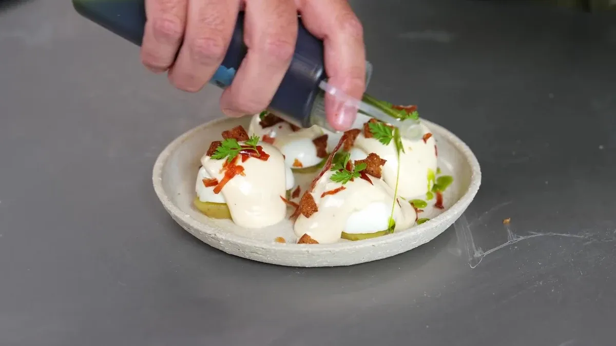 Oeufs mayo façon bistro, chips de jambon cru et croûtons