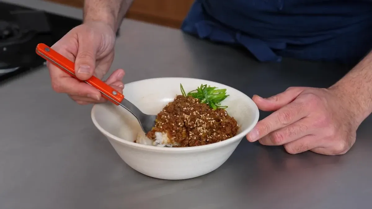 Bœuf haché aux poireaux et riz, sauce soja gingembre