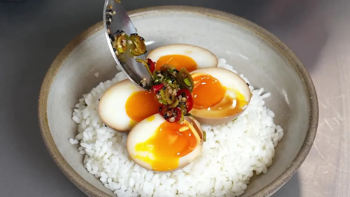 Oeufs mollets marinés à la coréenne et riz