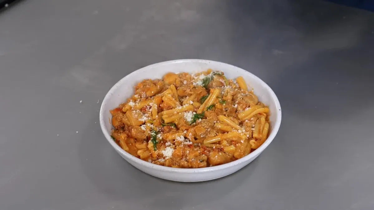 Pâtes crémeuses au poulet, tomates séchées et parmesan