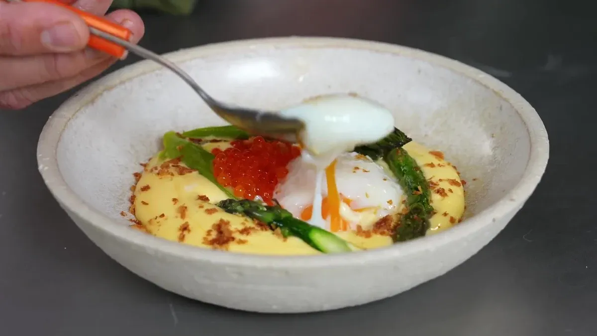 Oeufs parfaits, asperges vertes et hollandaise express