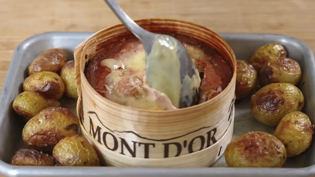 Mont d'or au four, vin jaune et ail noir