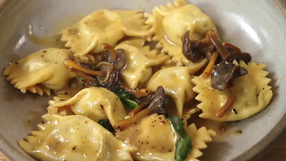Agnolotti farcis aux champignons et à la ricotta, beurre noisette et sauge