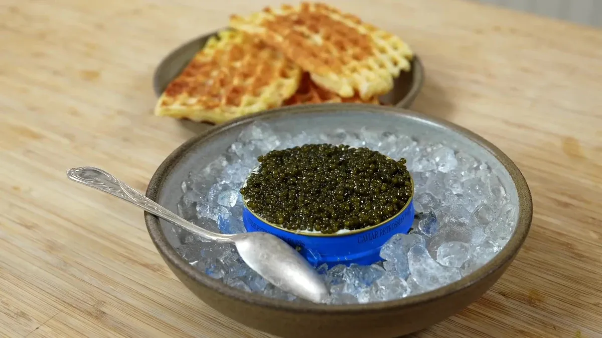 Gaufres maison, crème d'herbes fraîches et caviar
