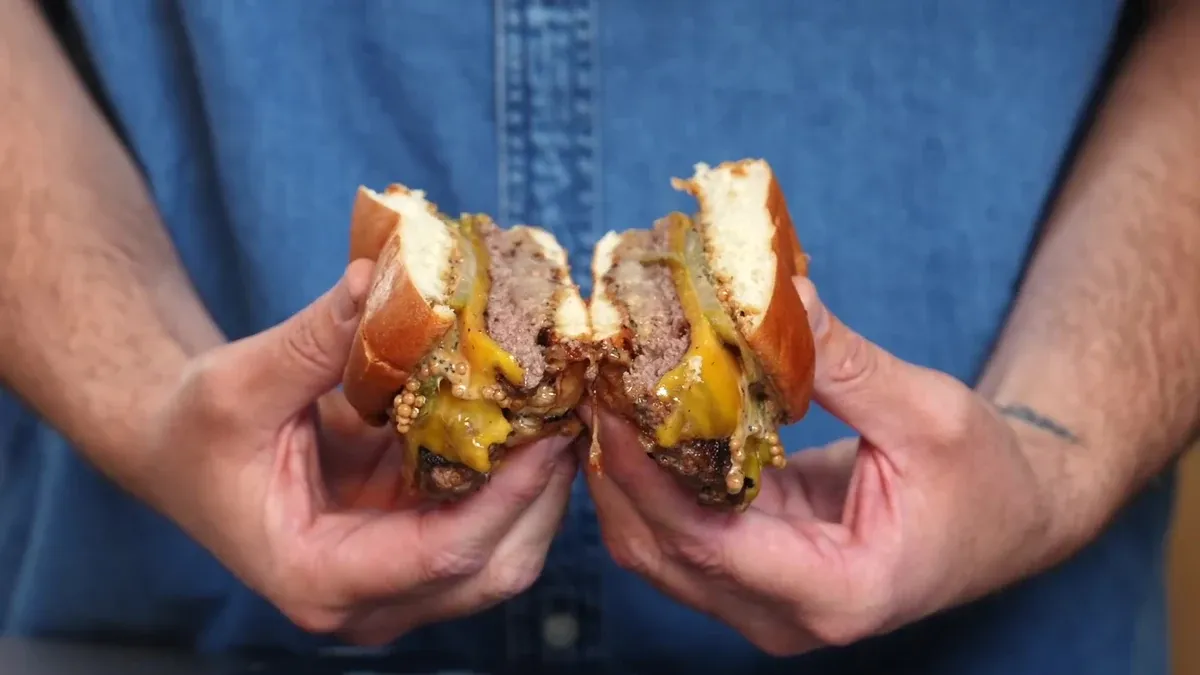 Smashburger gourmet au wagyu et à l'ail noir