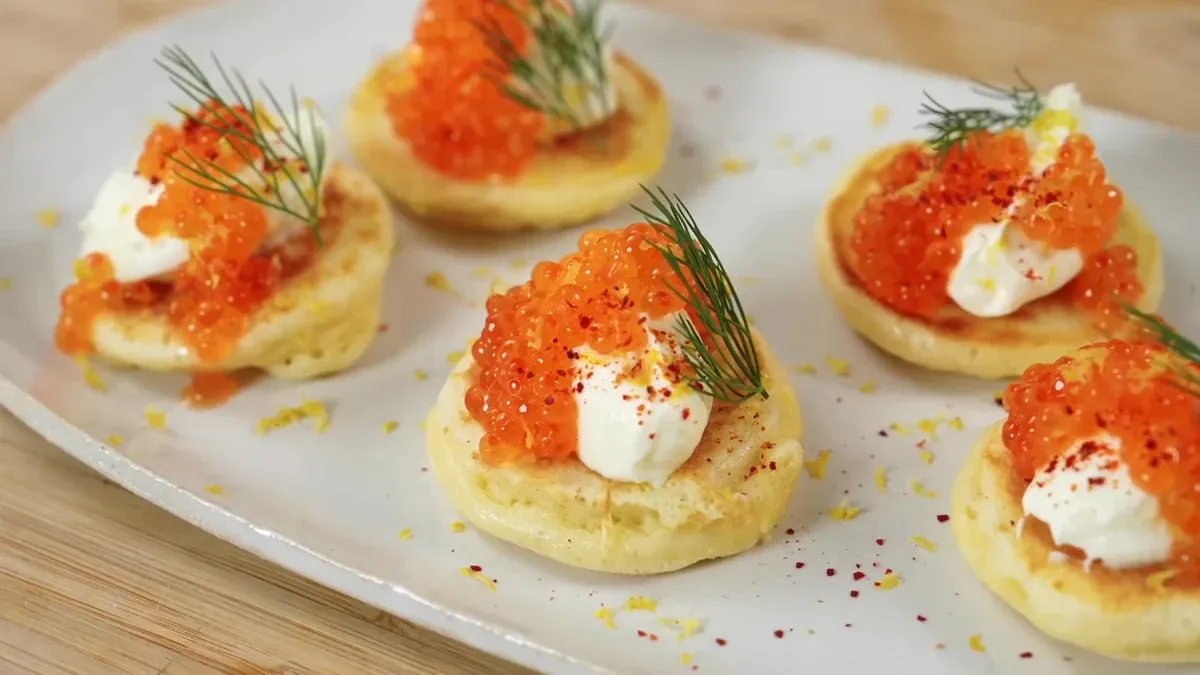 Blinis maison, oeufs de truite et creme fraiche