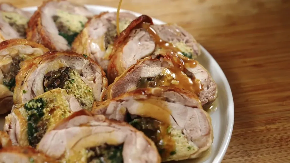 Ballotine de poulet farcie et jus de volaille