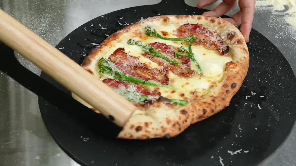 Pizza bianca napolitaine au guanciale et brocolini