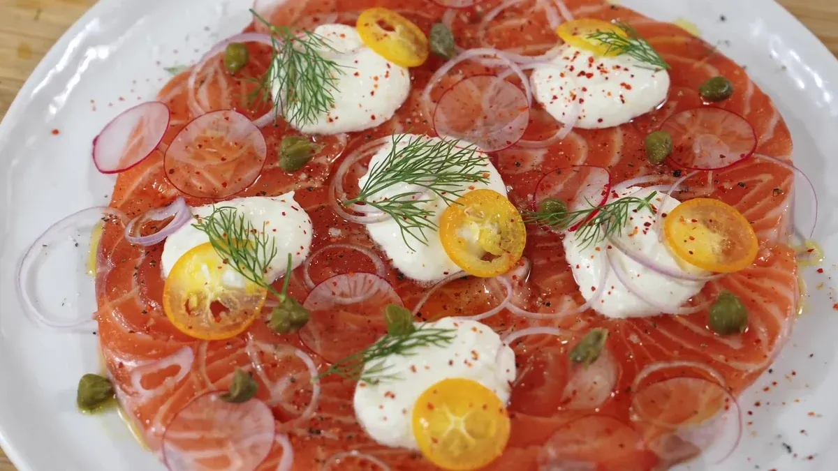 Carpaccio de saumon et crème de raifort