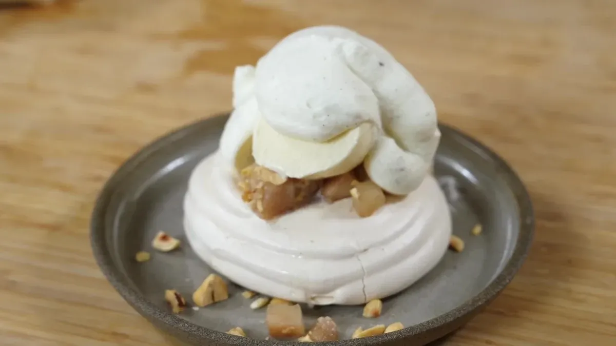 Pavlova et poires au sirop épicé